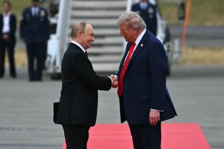 Sommet Trump Poutine : poignée de main chaleureuse en Donald Trump Et Vladimir Poutine